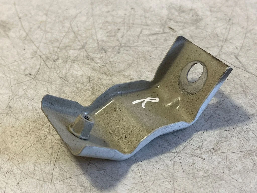 Fender mounting bracket 4KE821470