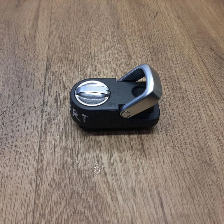 Tie down hook / loop LR038108