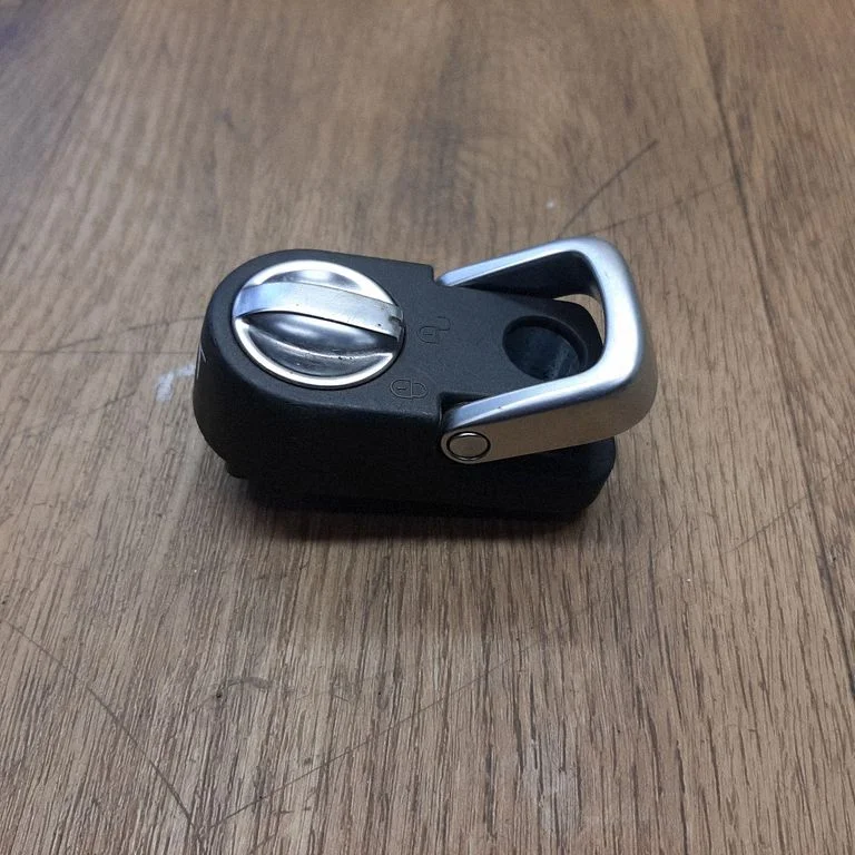 Tie down hook / loop LR038108