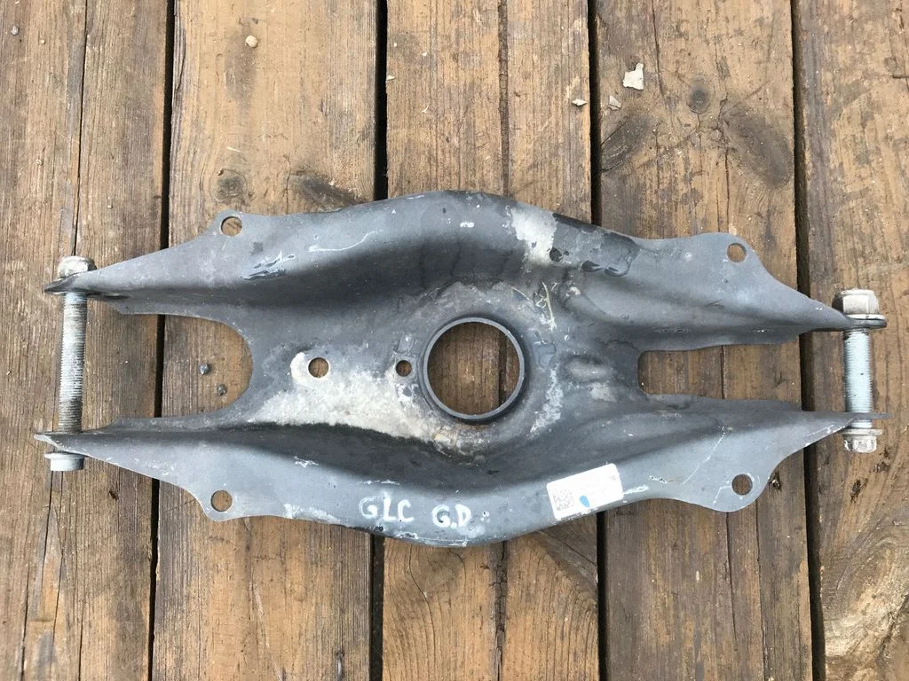 Tagumine ülemine õõtshoob A2053522000