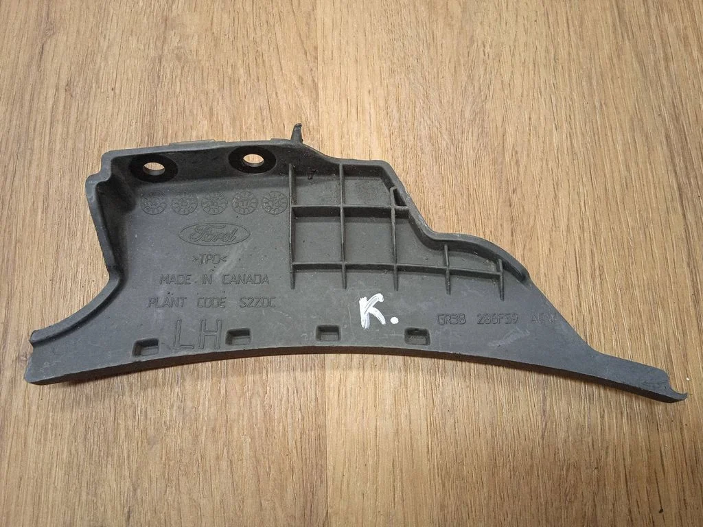 Rear bumper mounting bracket GR3B286F59ACW