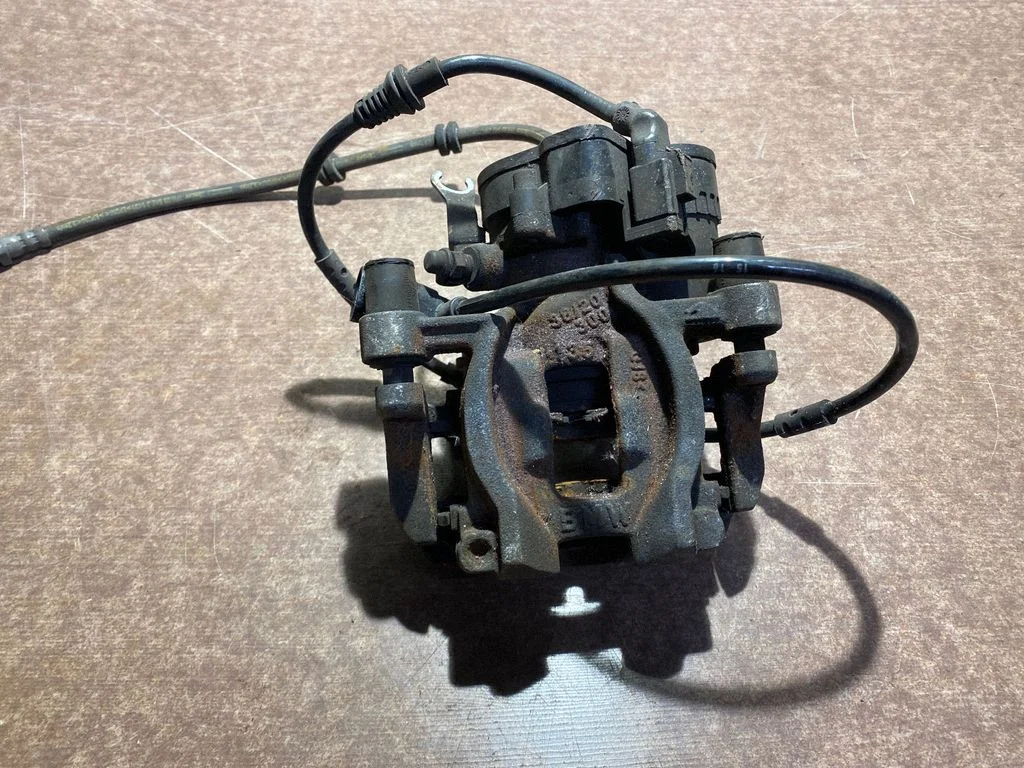 Rear brake caliper 679896105