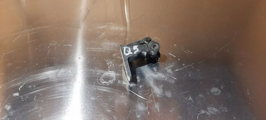 Front door upper hinge – Audi Q5 SQ5 8R (2008-2017)