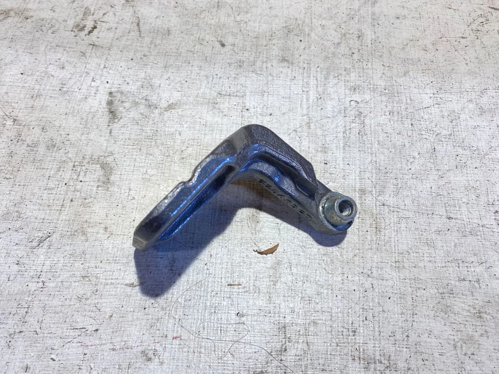 Tagaukse alumine hing 228A65CB