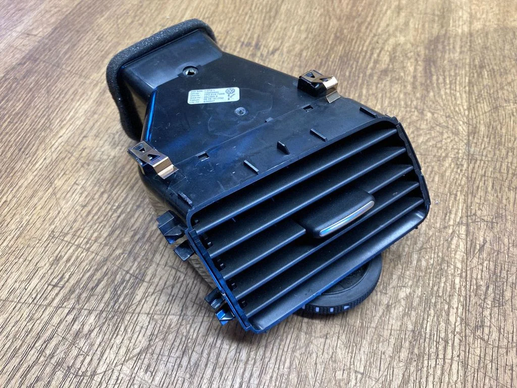 Dash center air vent grill – Volkswagen Touareg II (2010-2018)