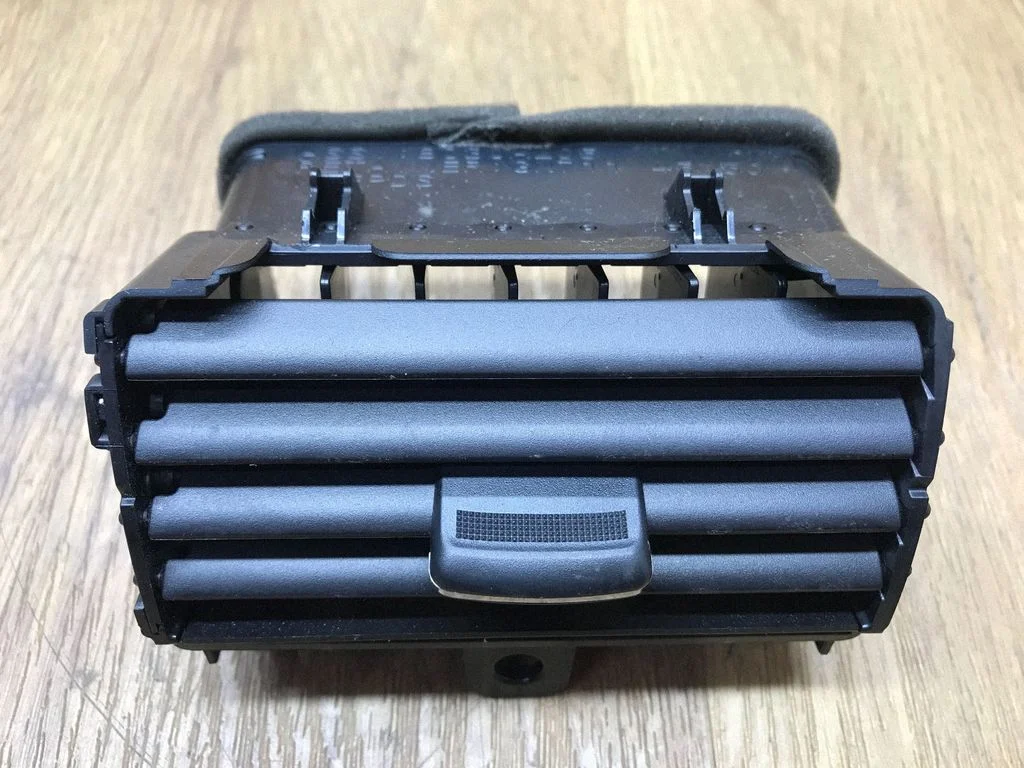 Armatuurlaua keskmine õhutusrest – Mitsubishi Outlander (2013-2021)