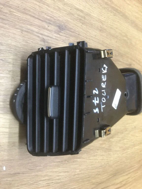 Dash center air vent grill – Volkswagen Touareg II (2010-2018)