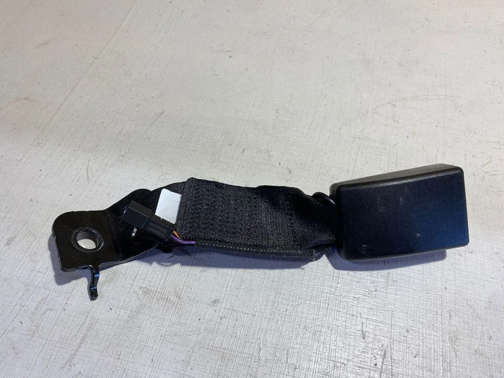 Rear seatbelt buckle 7335288