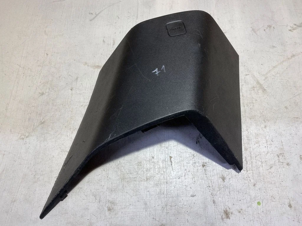 (D) piilari kate (ülemine) – Land Rover Range Rover L405 (2013-2021)