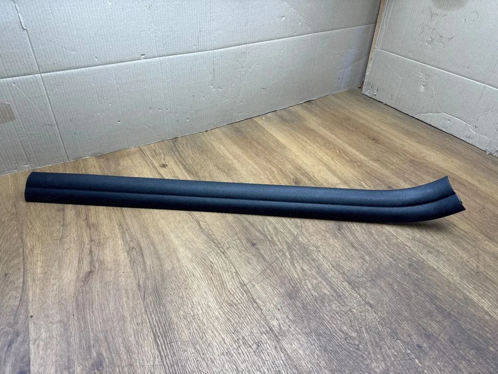 Front sill trim cover 17949110