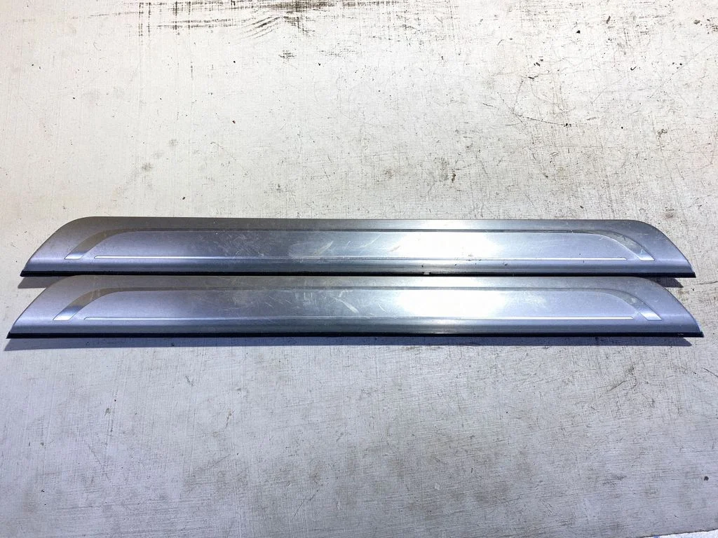 Front sill trim cover 7378053