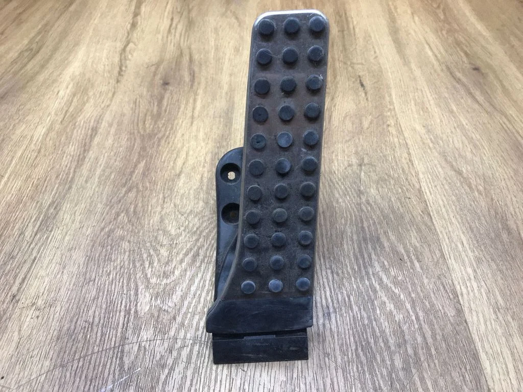 Gaasipedaal A2053000104
