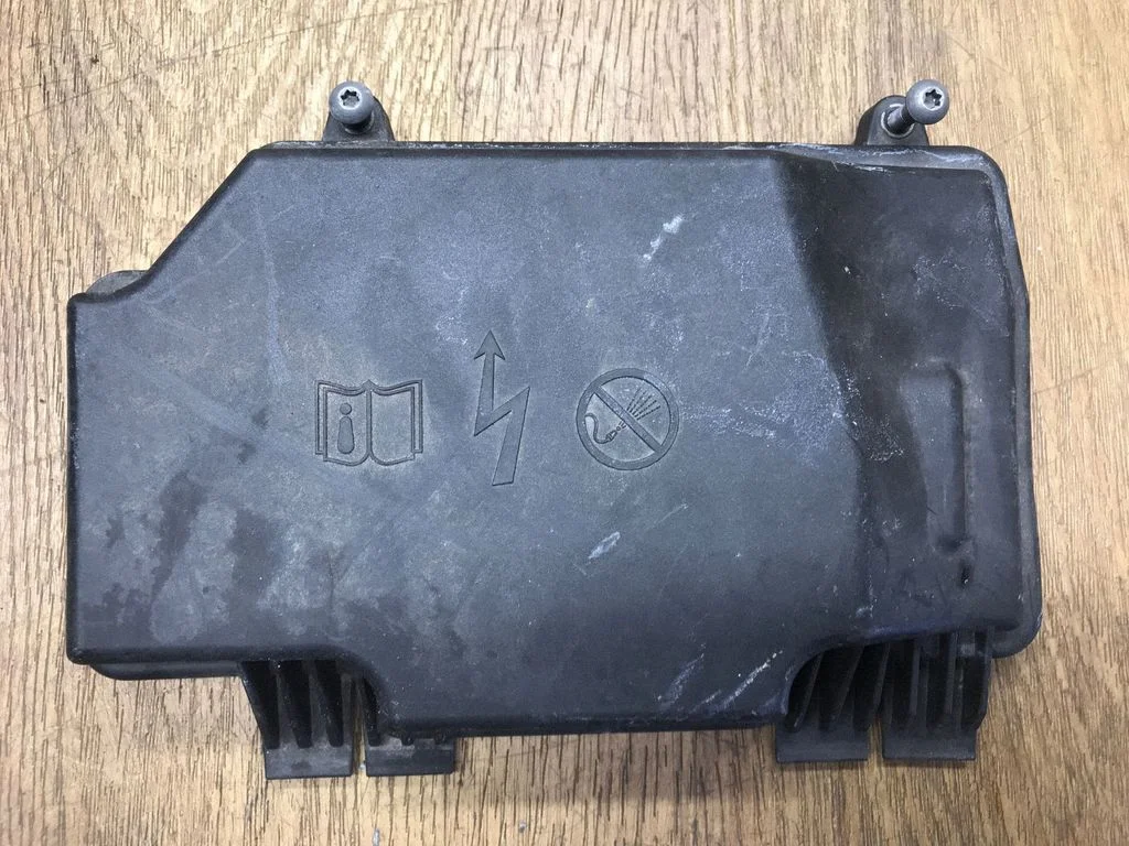 Fuse box cover A2055400182