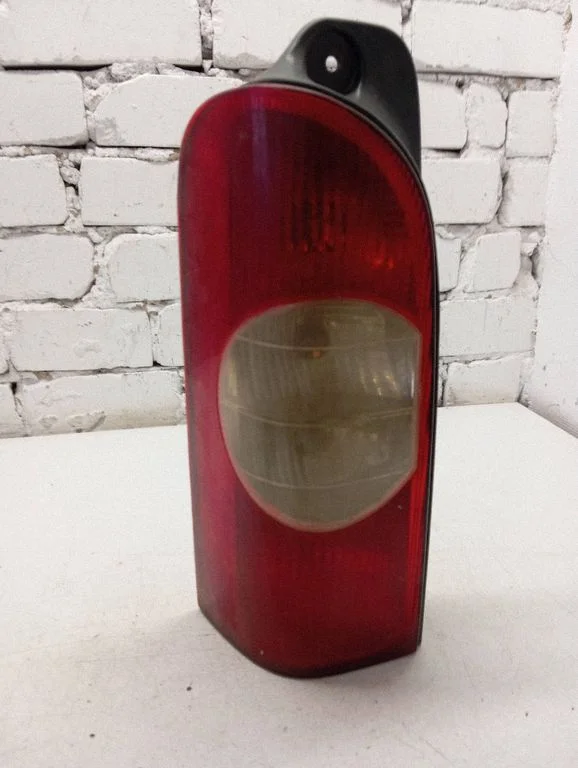 Lampa tylna w błotniku E412108