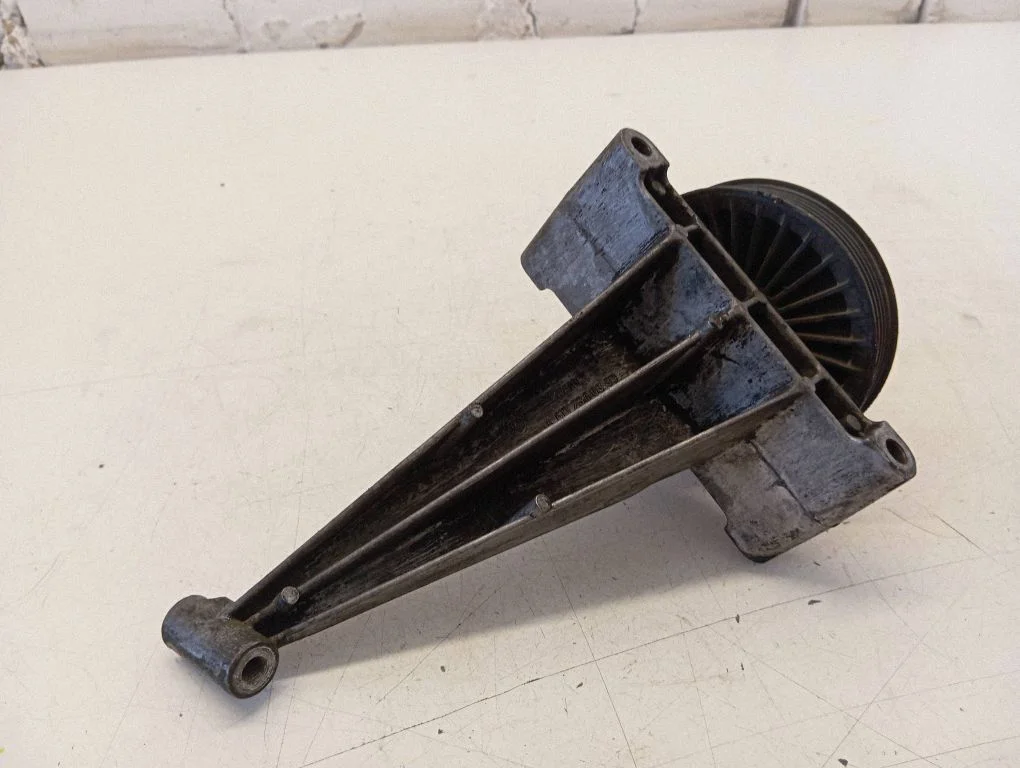 Generator/alternator belt tensioner – Mercedes-Benz Sprinter W901 W902 W903 W904 (1995-2007)