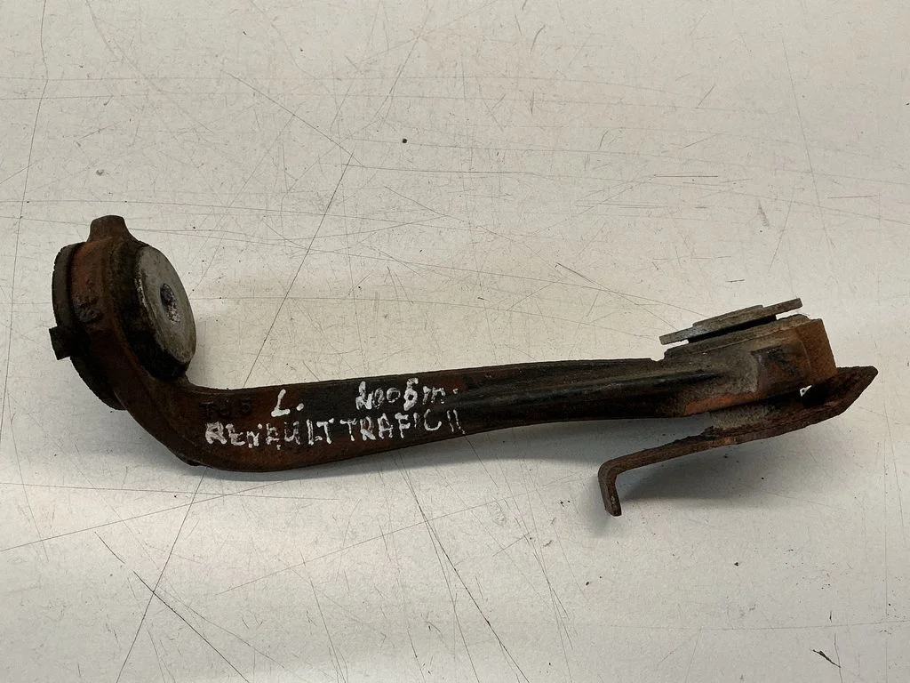 Engine mount bracket 8200003826