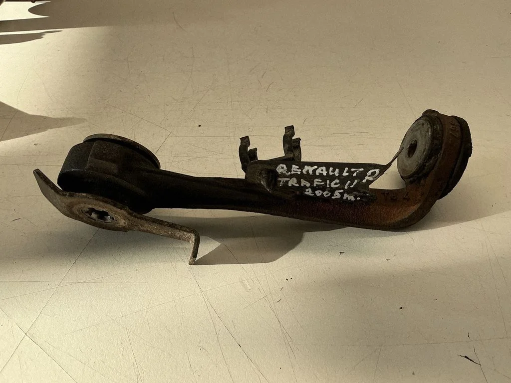 Engine mount bracket 8200003826