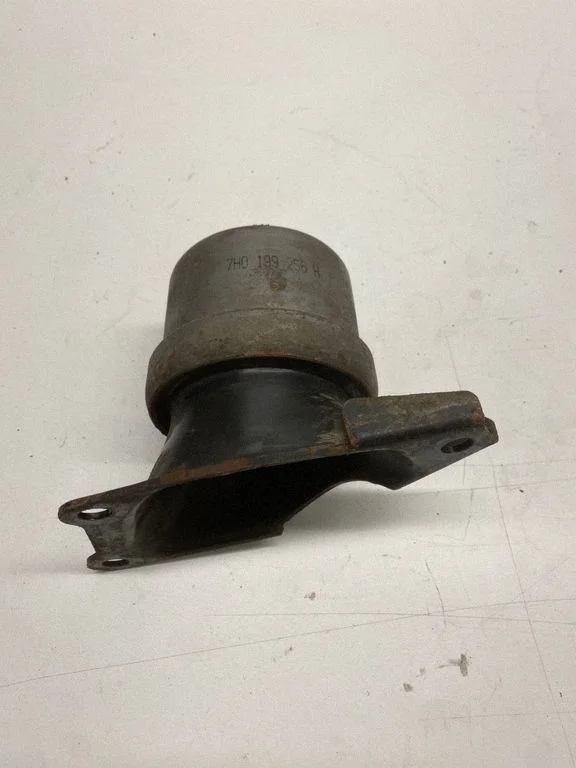 Engine mount bracket 7H0199256H
