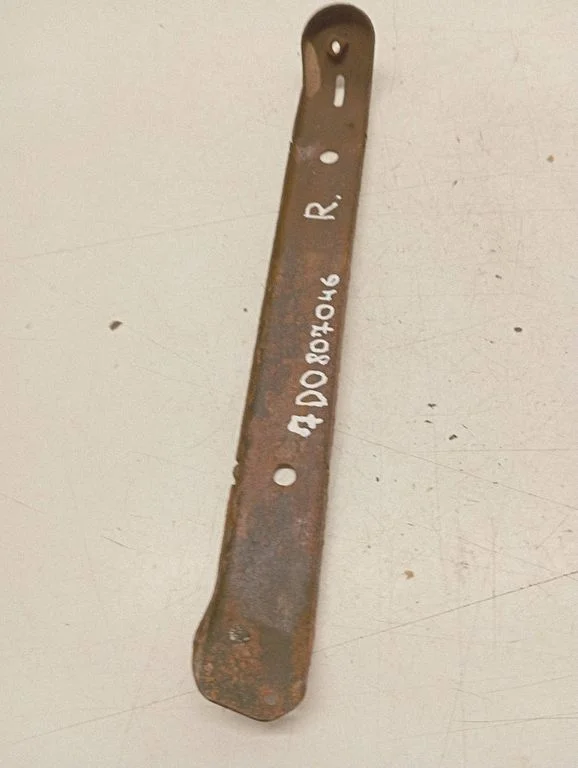 Esistange kinnitusklamber 7D0807046