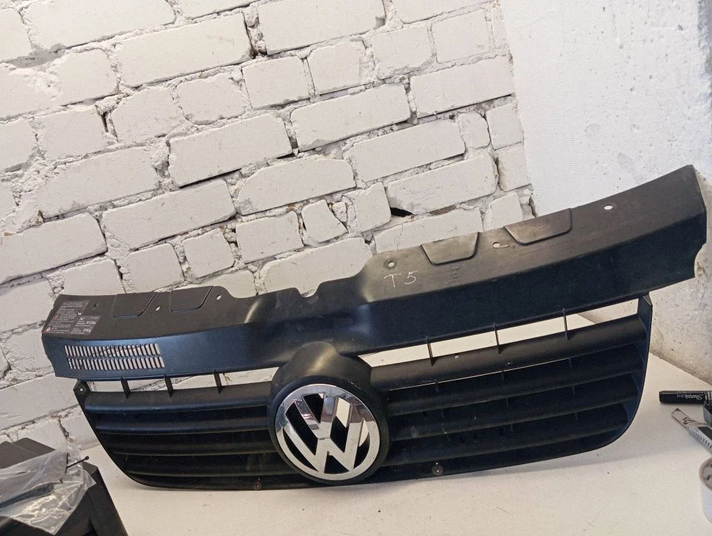 Front bumper upper radiator grill 7H0807101