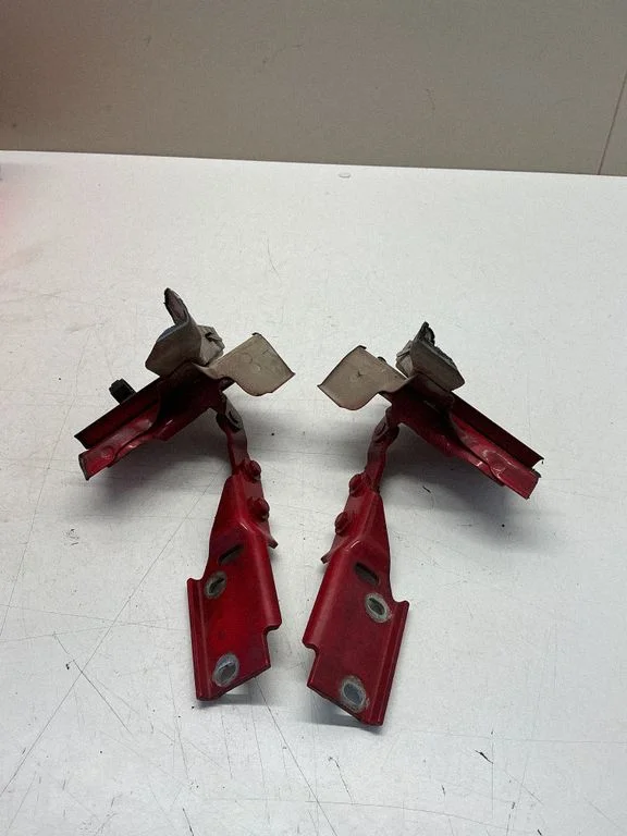 Engine bonnet/hood hinges 701805384J