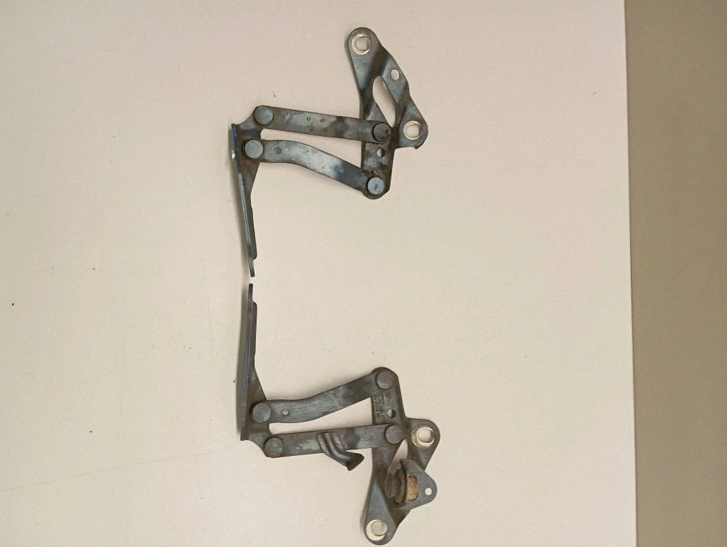 Mootorikapoti hinged 7M0823301A