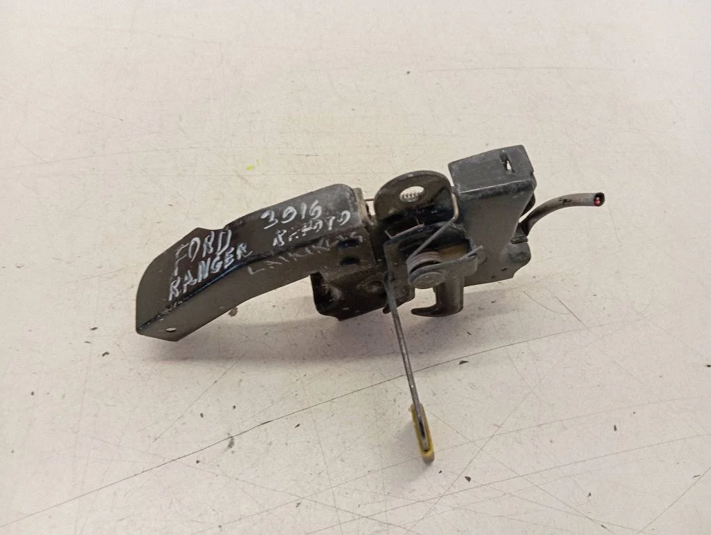 Engine bonnet/hood lock/catch