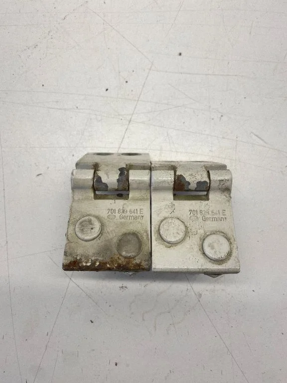 Tailgate/trunk/boot hinge 701829641E