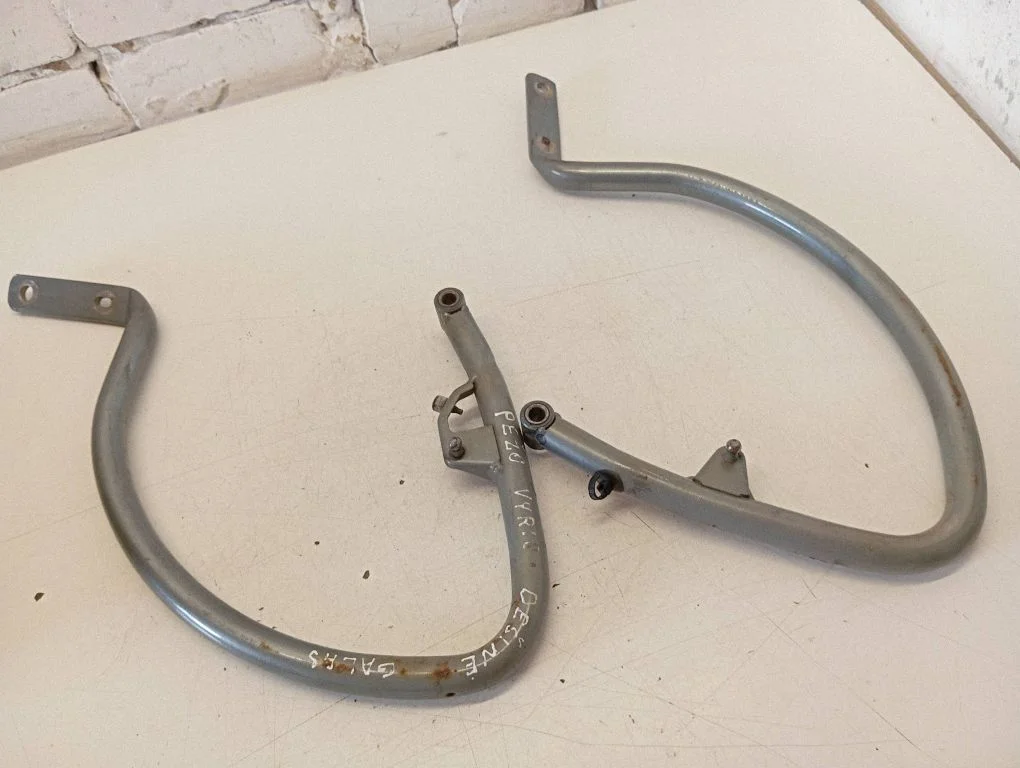 Tailgate/trunk/boot hinge