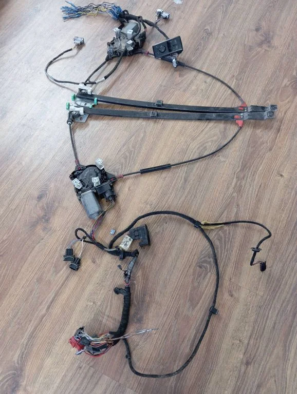 Front door window regulator with motor 7D0959801D