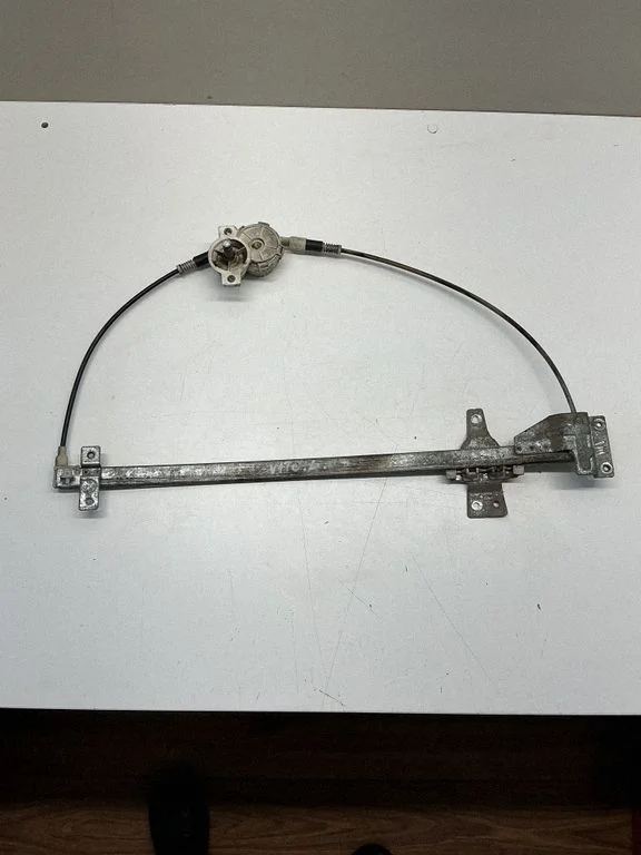Mechaninis priekinio lango pakėlimo mechanizmas