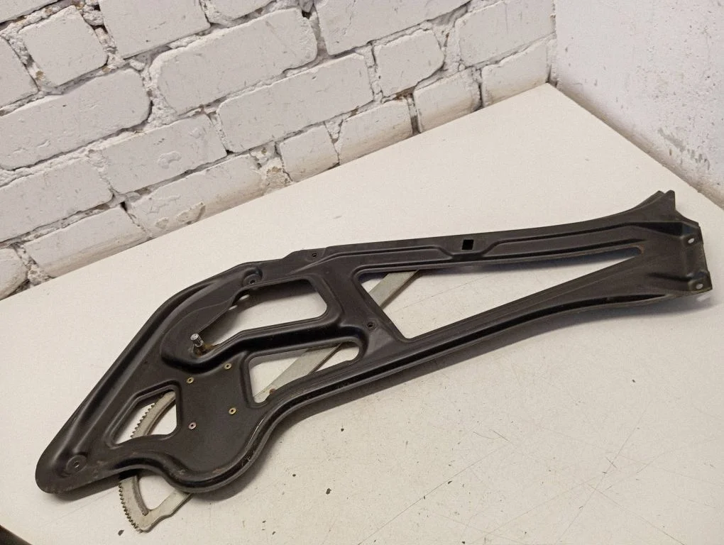 Mechaninis priekinio lango pakėlimo mechanizmas