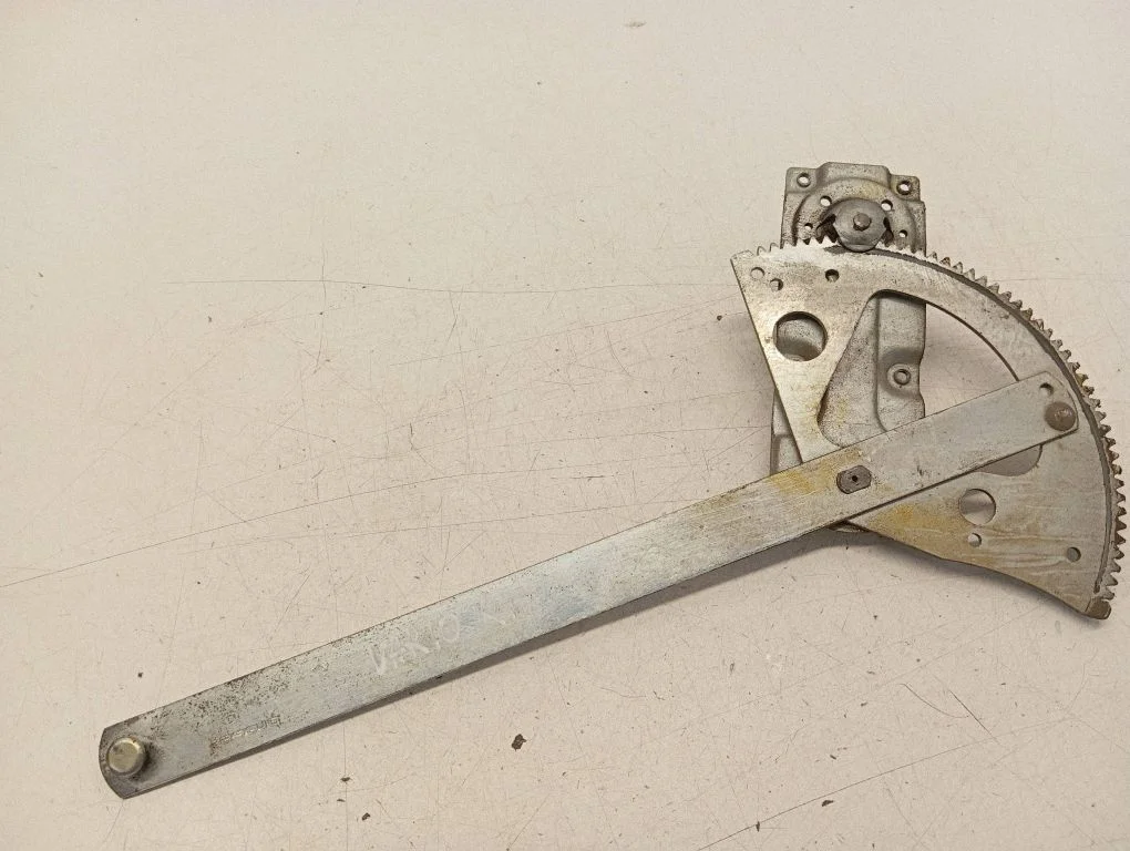 Mechaninis priekinio lango pakėlimo mechanizmas