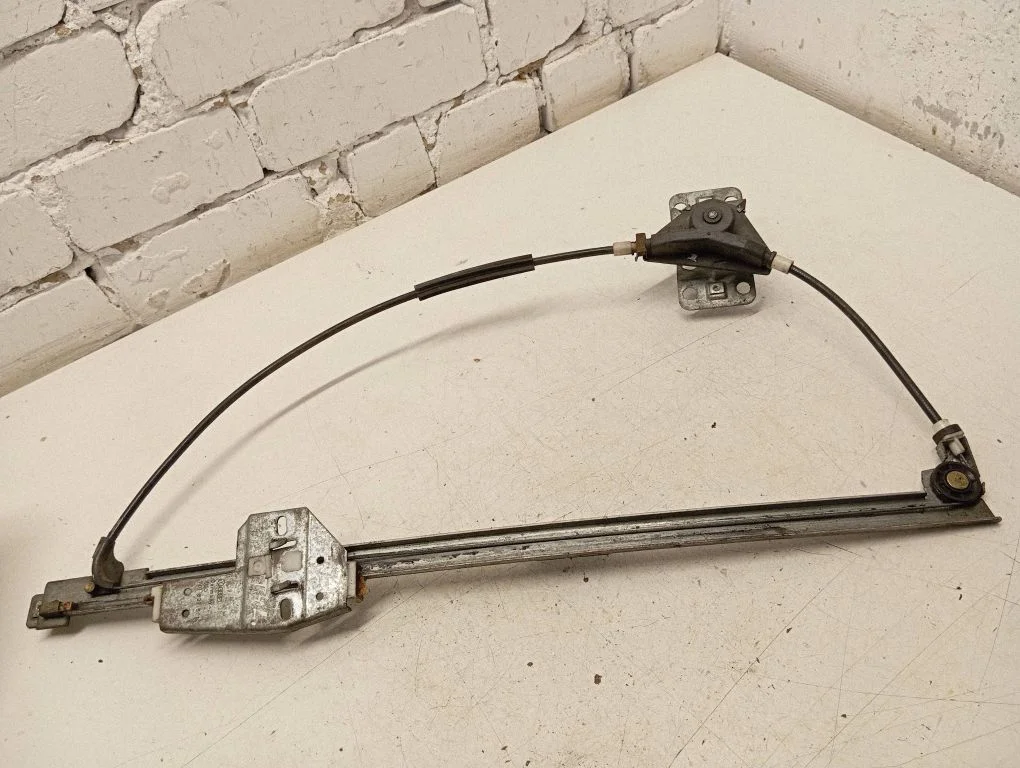 Mechaninis priekinio lango pakėlimo mechanizmas