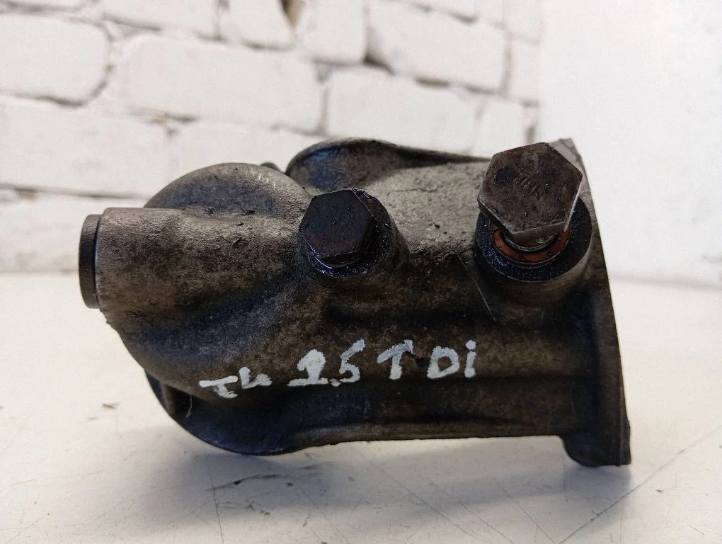 Oil filter mounting bracket 074115417N