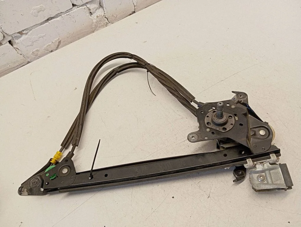 Mechaninis galinio lango pakėlimo mechanizmas
