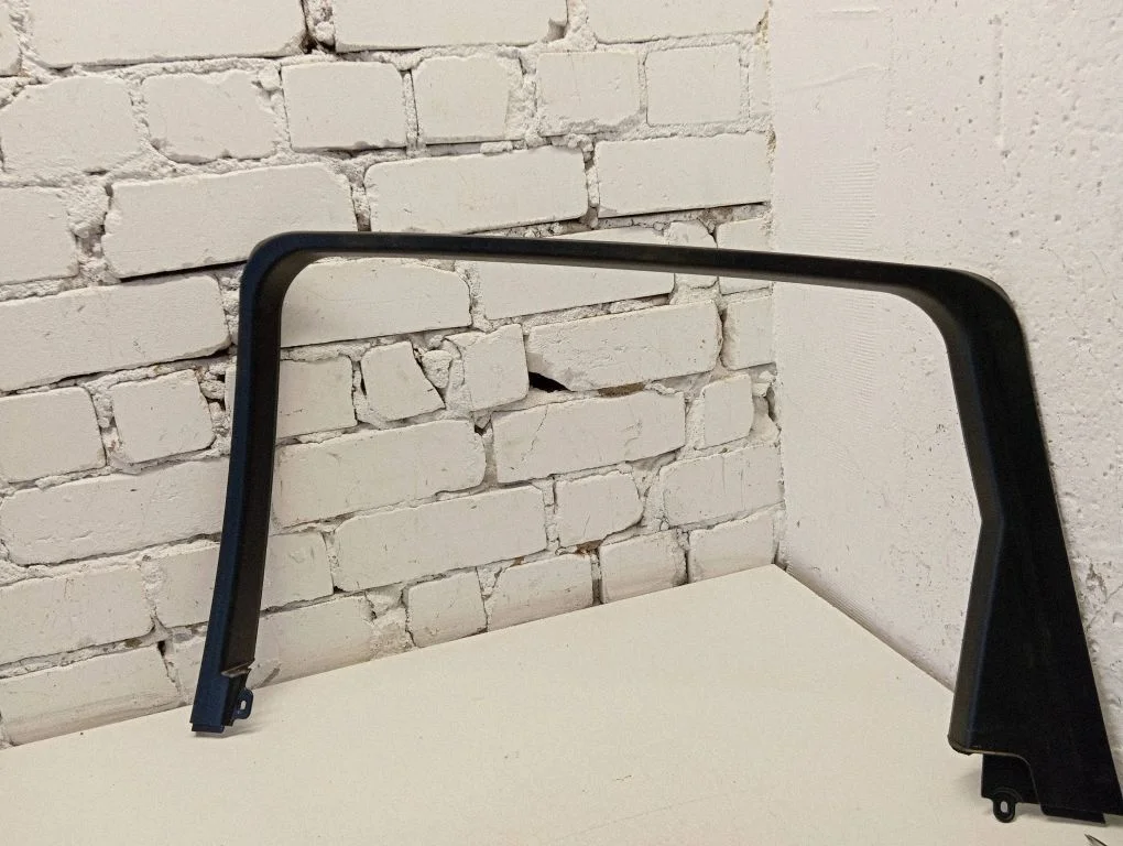 Kita galinių durų apdailos detalė