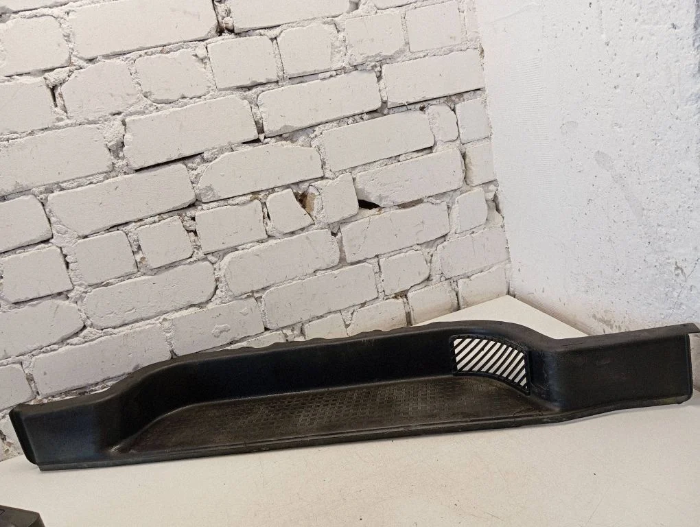 Rear sill trim cover 701863726B