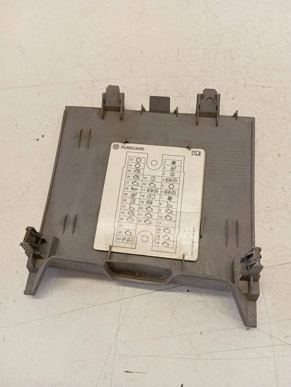 Kaitsmekarbi kaas 7H1857151B
