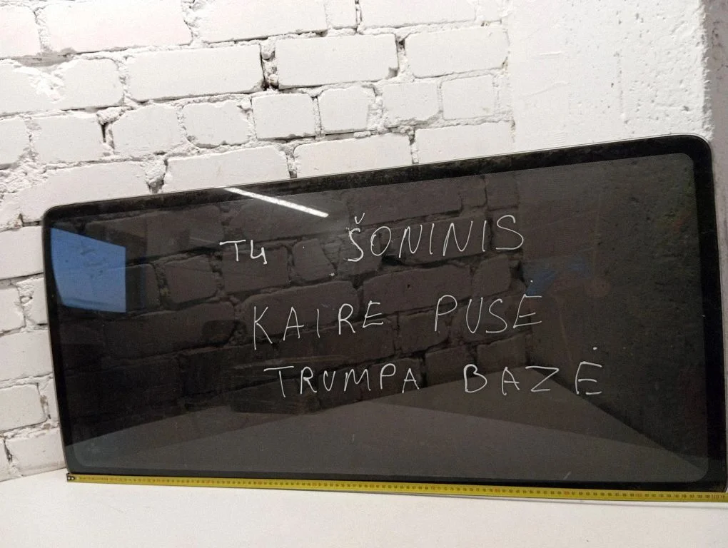 Šoninis stiklas kėbulo viduryje