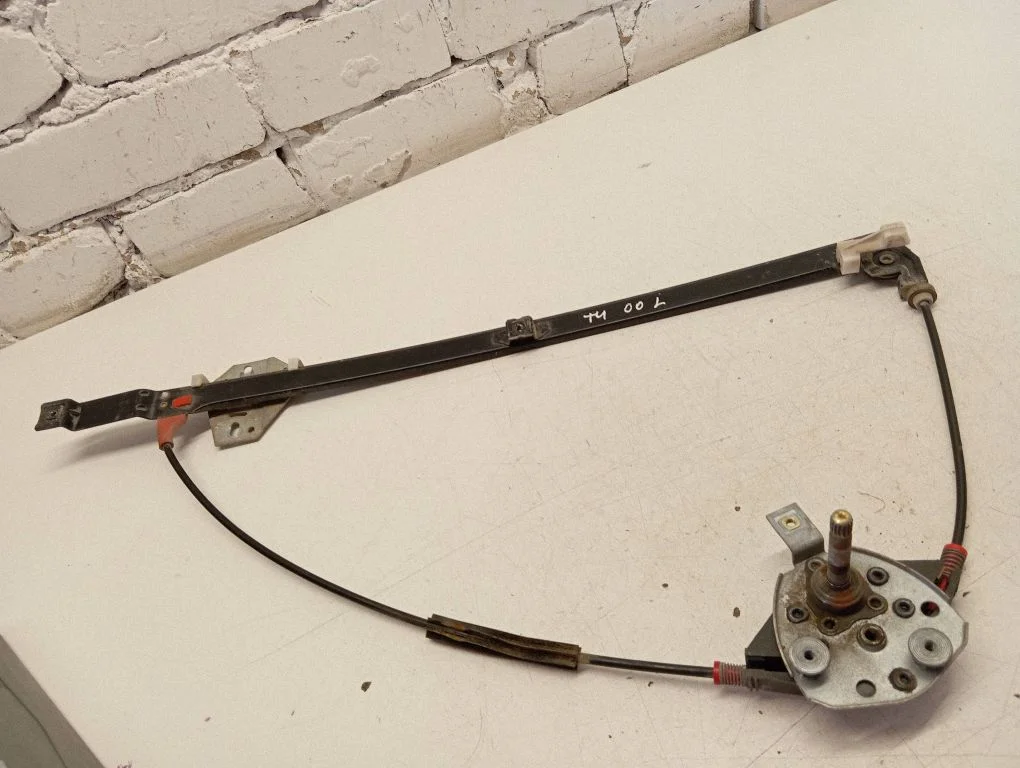 Rear door window regulator with motor 701837501E