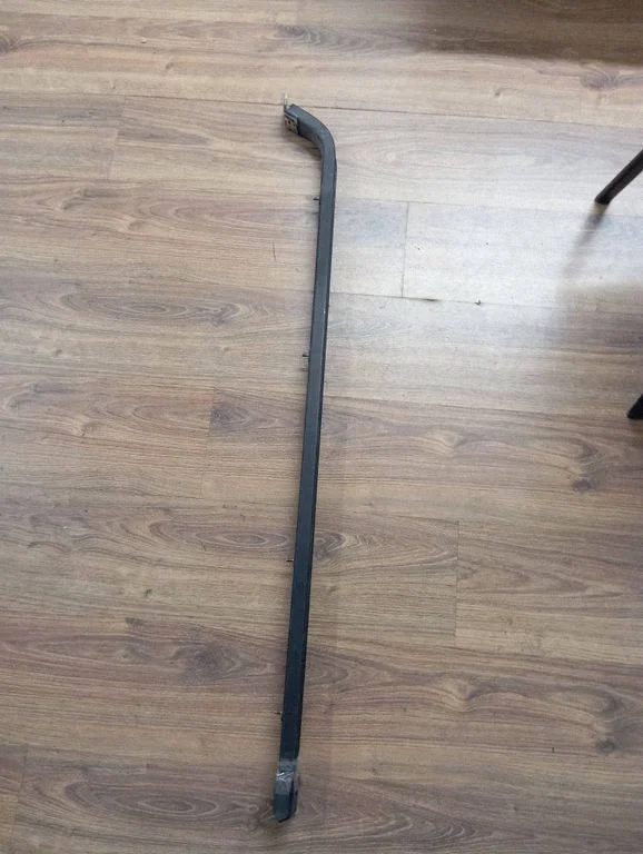 Kita slankiojančių durų apdailos detalė