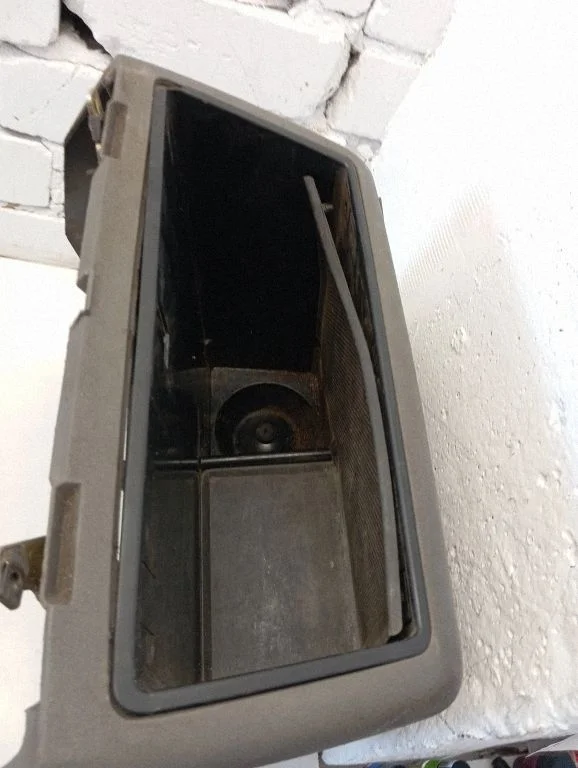 Daiktadėžė automobilio priekyje