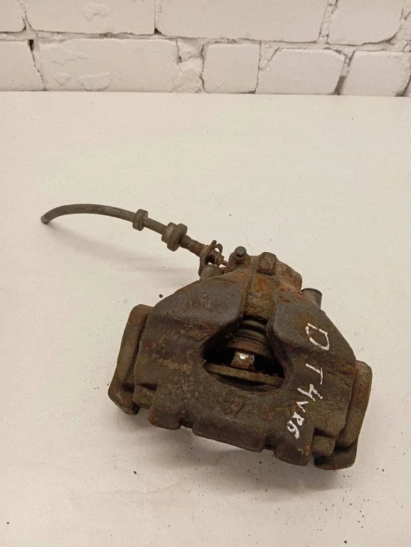 Front brake caliper – front right