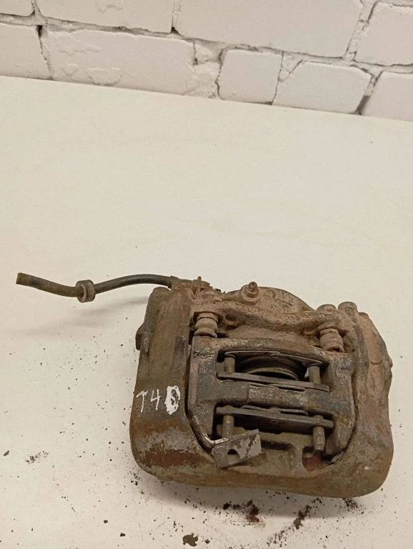 Front brake caliper – front right