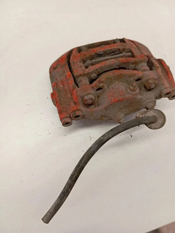 Front brake caliper – front right