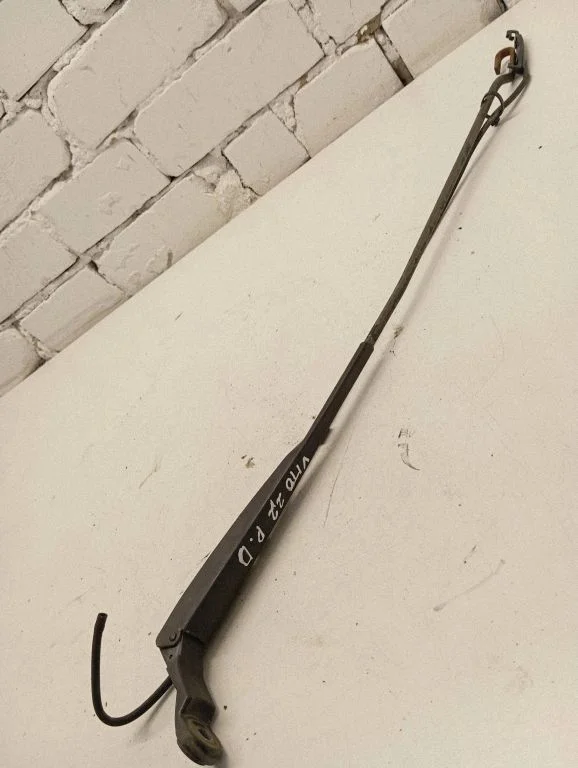 Front wiper blade arm A6388202544