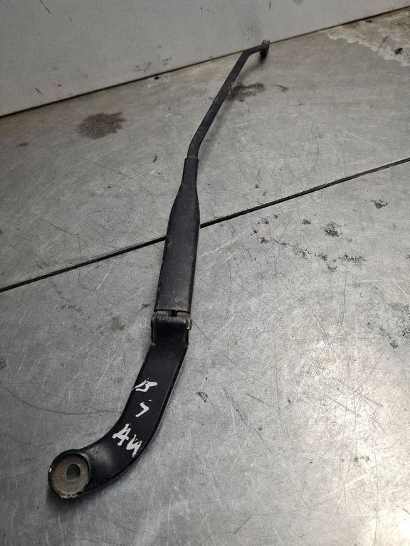 Priekšējā stikla tīrītāja svira 3939554079