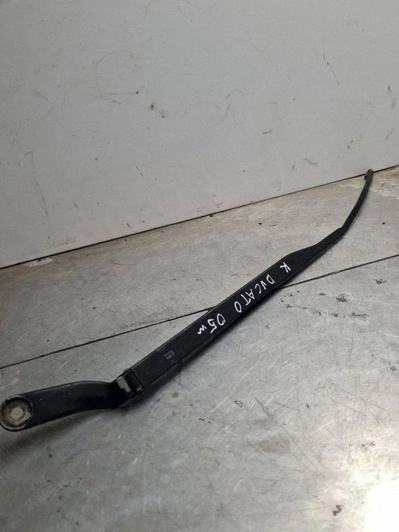 Front wiper blade arm A065