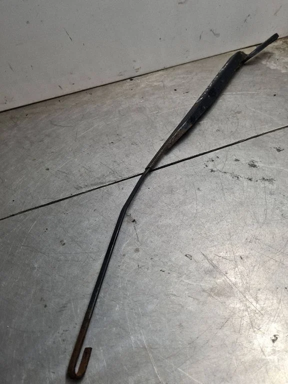 Front wiper blade arm – front right